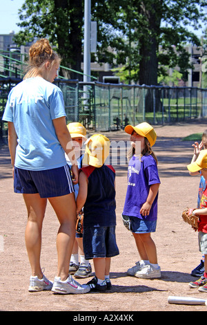 Pre-K Les Enfants prenant part à un jeu de balle T à un établissement pour enfants de l'été jeté sur mon le Michigan sports education publique Banque D'Images