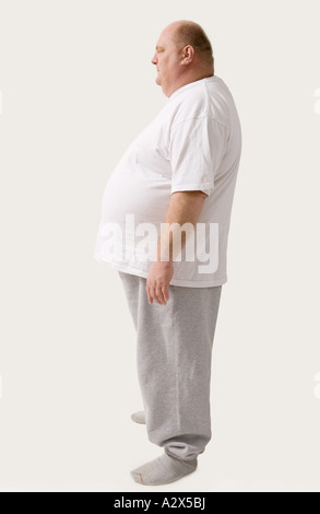 L'excès de blanc homme debout avec une bonne posture. Banque D'Images