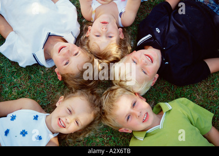 Portrait plein air de groupe d'enfants couchés ensemble. Banque D'Images