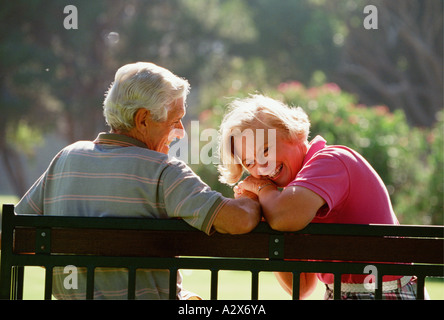 Portrait plein air de l'âge de la retraite couple sitting on park bench. Banque D'Images