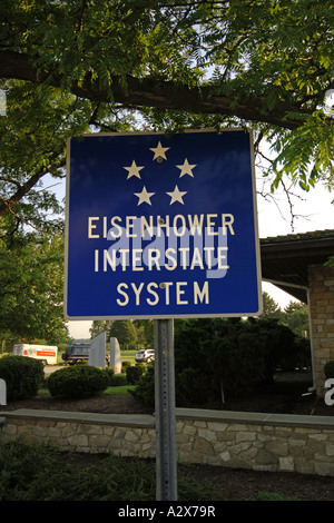 Signer indiquant l'Eisenhower Interstate System qu'il a créée à travers les Etats-Unis. Banque D'Images