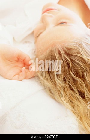 Piscine close-up of young blond haired woman's head. Banque D'Images