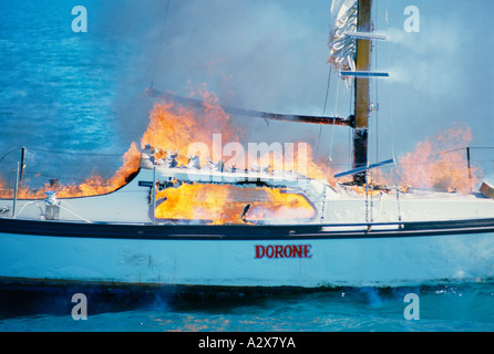 Petit voilier en feu. Banque D'Images