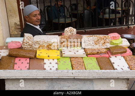 Gâteaux de massepain et de noix à vendre à Medina. Fes el Bali, Fès Maroc Afrique du Nord. HOMER SYKES des années 2007 2000 Banque D'Images