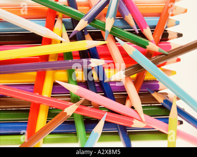 La vie toujours d'artistes et des matériaux. Crayons de couleur. Banque D'Images