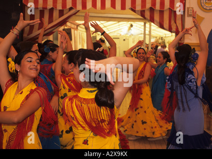 Les femmes danser à Feria de Séville, Séville Banque D'Images