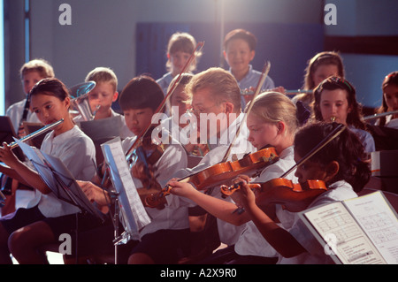 Enseignant de l'école et les enfants orchestra leçon de musique. Banque D'Images