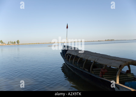 Pirogue sur le Fleuve Bani en début de matinée à Mopti, Mali, Afrique de l'Ouest Banque D'Images