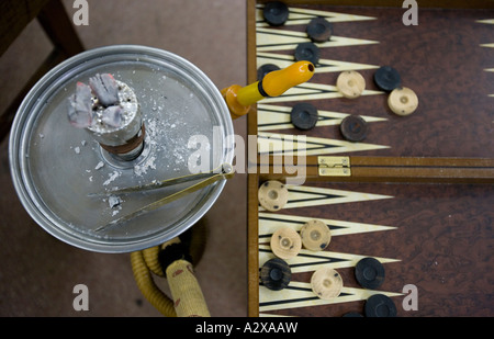 À l'intérieur de l'Corlulu Ali Pasha café traditionnel Istanbul Turquie Narguilé et Backgammon Banque D'Images