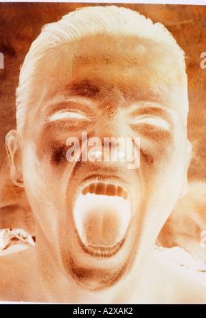 Close-up of young woman's face avec en criant, vociférant d'expression. Image négative. Banque D'Images