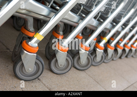 Roues de chariot de supermarché Sainsburys United Kingdom Banque D'Images