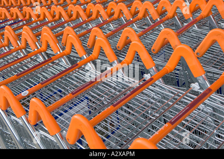 Chariots de supermarché Sainsburys United Kingdom Banque D'Images