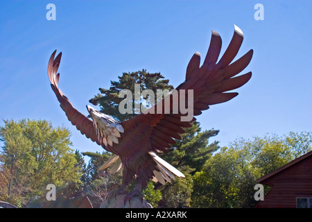 Statue de pygargue à tête blanche. Chaînes du Wisconsin USA Banque D'Images