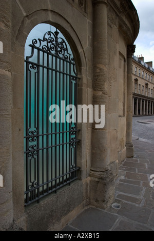 Porte bleue à la Croix Baignoire Baignoire Angleterre Banque D'Images