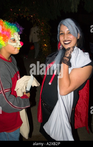 Le tour ou les treaters Halloween maman et son fils de 12 ans et 33 costumes. St Paul Minnesota USA Banque D'Images