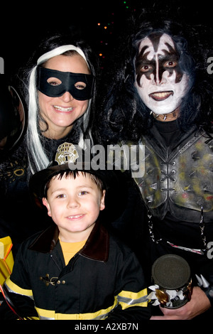 Famille Halloween Costumes enfants trébuchent les pompiers tenue. St Paul Minnesota USA Banque D'Images