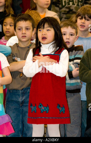 Asian girl 5 ans chantant en choeur d'enfants. Concert bénéfice de l'ouragan Katrina - Horace Mann l'école. St Paul Minnesota USA Banque D'Images