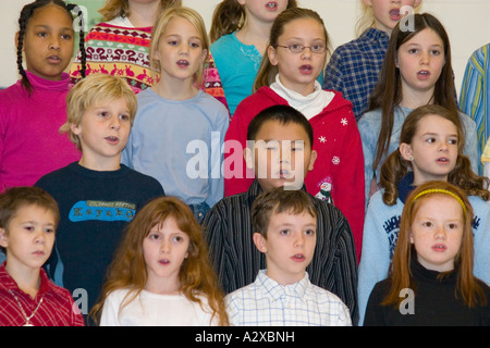 Chorale pour enfants de 6 ans. Concert bénéfice de l'ouragan Katrina - Horace Mann l'école. St Paul Minnesota USA Banque D'Images