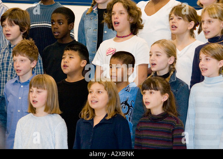 Racialement mixtes choeur d'enfants de 8 ans. Concert bénéfice de l'ouragan Katrina - Horace Mann l'école. St Paul Minnesota USA Banque D'Images