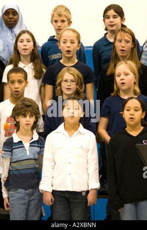 Children's Chorus racialement mixtes l'âge de 9 ans. Concert bénéfice de l'ouragan Katrina - Horace Mann l'école. St Paul Minnesota USA Banque D'Images