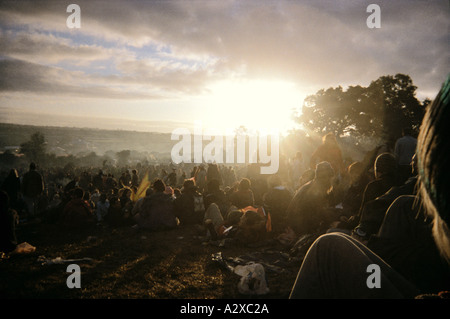 Lever de soleil sur les champs sacrés cercles de pierre à Glastonbury Festival 2004 Banque D'Images