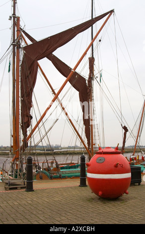 'Les naufragés et les marins pêcheurs Benevolent Society Royal' charity collection boîte faite à partir d'une mine de la mer. Maldon Quay. L'Essex. Banque D'Images