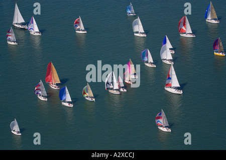 Vue aérienne. Yachts à voile au large de l'île de Wight. UK Banque D'Images