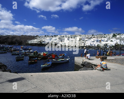 dh Vieille ville Port PUERTO DEL CARMEN LANZAROTE les gens assis regardant les bateaux habour touristes Banque D'Images