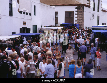 Dh Teguise Lanzarote dimanche les étals des vendeurs de rue shoppers foules maisons blanches Banque D'Images