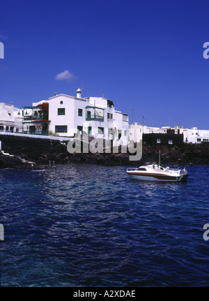 Dh PUNTA DE MUJERES LANZAROTE maisons blanches au bord de l'eau village de pêche bateau port Banque D'Images