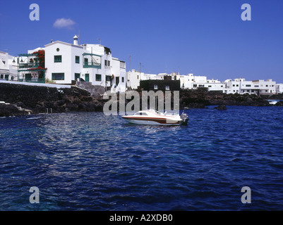 Dh PUNTA DE MUJERES LANZAROTE maisons blanches au bord de l'eau village de pêche bateau port Banque D'Images
