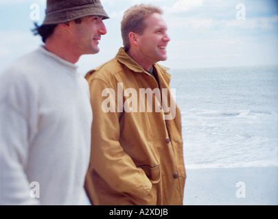 Deux hommes marchant sur la mer. Banque D'Images