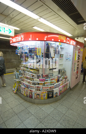 Tokyo Japon News stand sur la station de métro Métro Banque D'Images