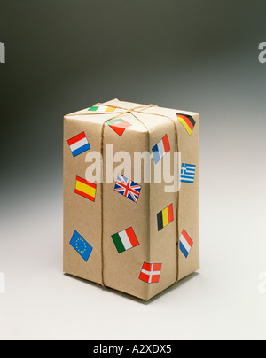 Studio encore vie. Colis emballé dans du papier marron avec des autocollants drapeaux des pays européens. Banque D'Images
