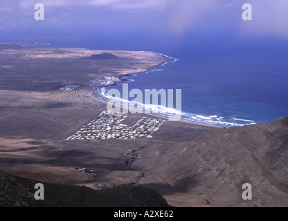 dh LAS NIEVES LANZAROTE vue sur le village de poissons Famara et la baie de Playa Famara depuis le point de vue de la côte Banque D'Images