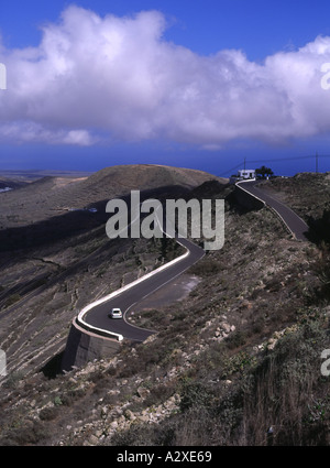 Dh MIRADOR DE HARIA LANZAROTE Voiture sur route sinueuse mountain hill side Banque D'Images