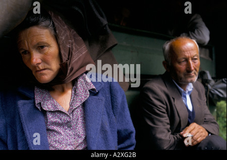 Re-croate capture de la Krajina, Août 95 : le retrait serbe réfugiés arrivent au point de passage à Topusko et attendre à traverser. Banque D'Images