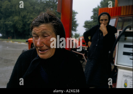 Re-croate capture de la Krajina, Août 95 : des réfugiés serbes affolé à Topusko, dont le mari a été battu par les Croates. Banque D'Images