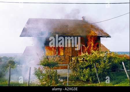 Re-croate capture de la Krajina, Août 95 : une maison brûle à Petrinja. Banque D'Images