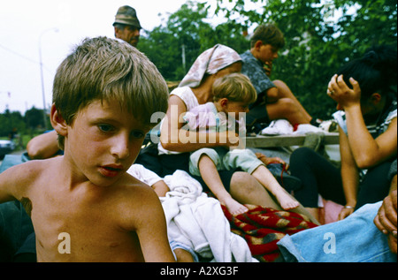 Re-croate capture de la Krajina, Août 95 : convoi de réfugiés serbes de Krajina se rapproche de Sisak en route pour la Serbie. Banque D'Images