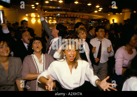 Foule de travailleurs de la ville après le travail de karaoke chant coates Wine bar city de Londres 1990 Banque D'Images