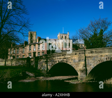 La cathédrale de Ripon vu sur la Rivière Ure, Ripon, North Yorkshire, Angleterre, Royaume-Uni. Banque D'Images