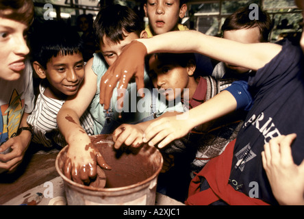 Quintin kynaston school kids en leçon de poterie Banque D'Images