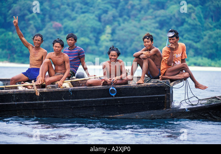 Myanmar Birmanie Tribu Moken sea gypsy fisherman plongée pour les concombres de mer Merguo Archiplelago dans la mer d'Andaman Banque D'Images