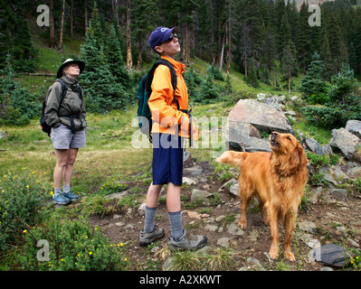 Deux randonneurs chanter (Hurler) Avec mâle Golden Retriever, le nord du Nouveau Mexique, USA Banque D'Images