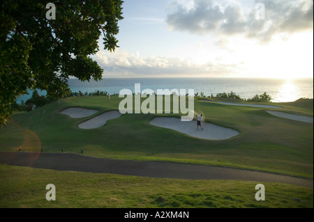 Frapper un ballon hors de fosse de sable sur les Bermudes Golf Course Banque D'Images