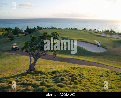 Frapper un ballon hors de fosse de sable sur les Bermudes Golf Course Banque D'Images