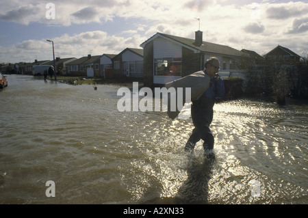 Se perdre dans ses rues inondées après ouragans causent la digue à Towyn, au nord du Pays de Galles à briser les inondations la ville, février 1990. Banque D'Images