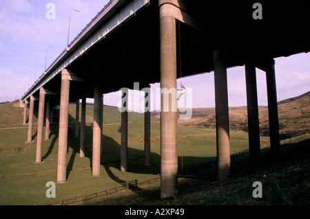 Autoroute M62 UK : Une équipe d'entretien routier inspecte la structure de l'un des nombreux ponts sur l'autoroute M62 Banque D'Images