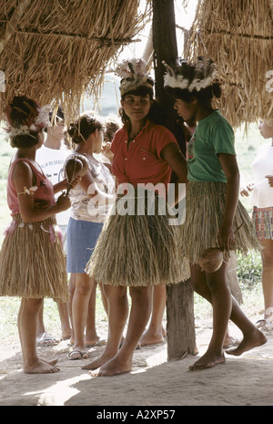 Les filles Pataxou portant une coiffe traditionnelle la tribu ont été chassés de leur forêt dans les années 1940 et essaient de retrouver le droit de vivre sur leur vieille terre Pataxou Indian Reservation Bahia Brésil province Banque D'Images